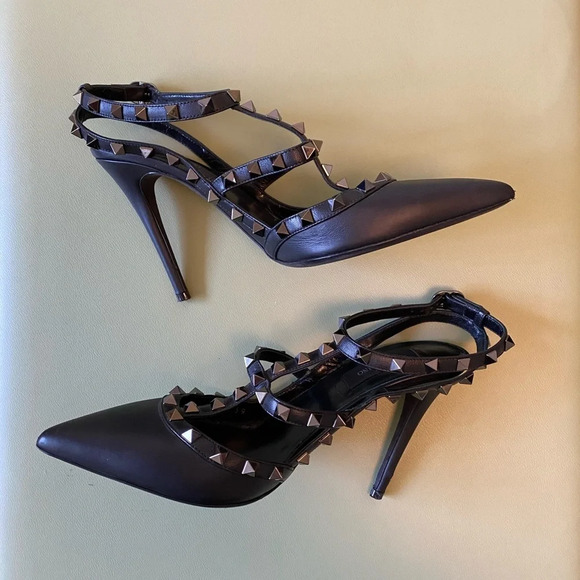 Valentino Garavani Noir Rockstud Accents T-Strap Pumps - Picture 2 of 4